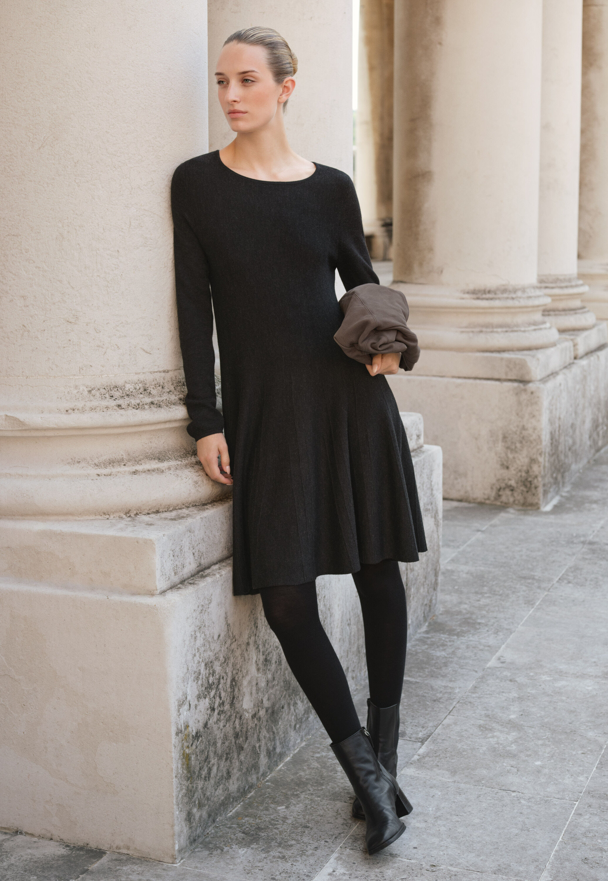 Ausgestelltes Strickkleid