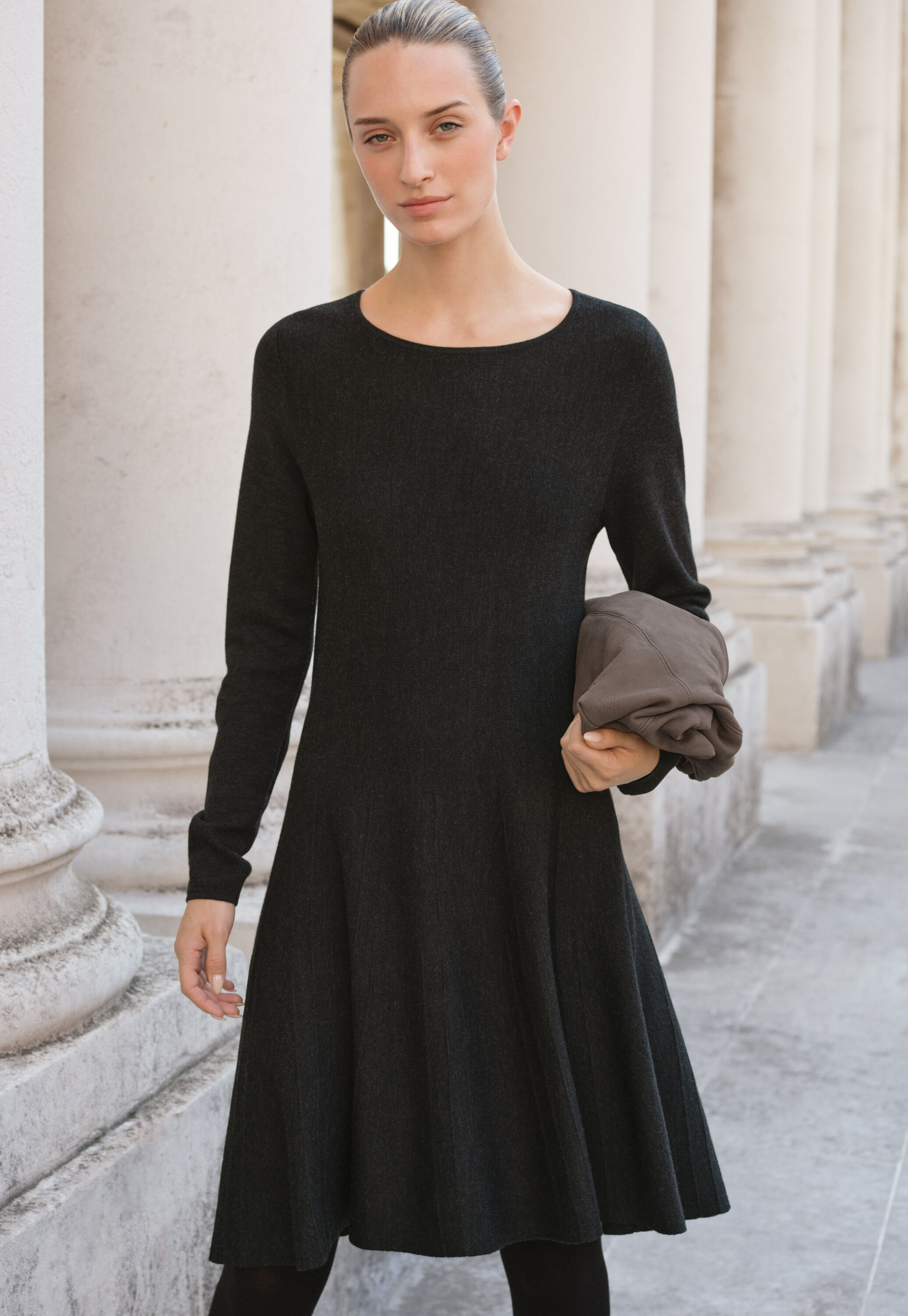 Ausgestelltes Strickkleid
