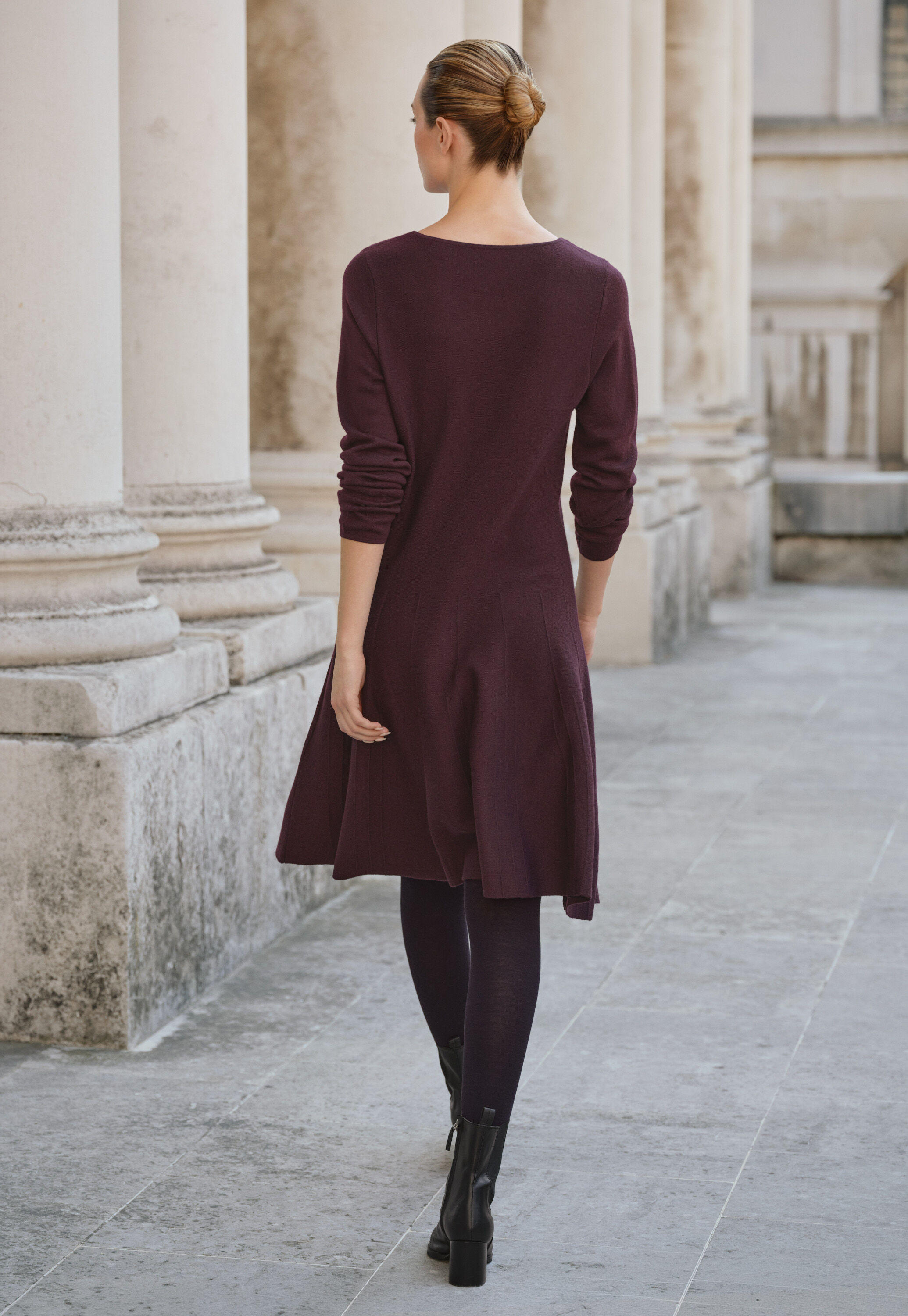 Ausgestelltes Strickkleid