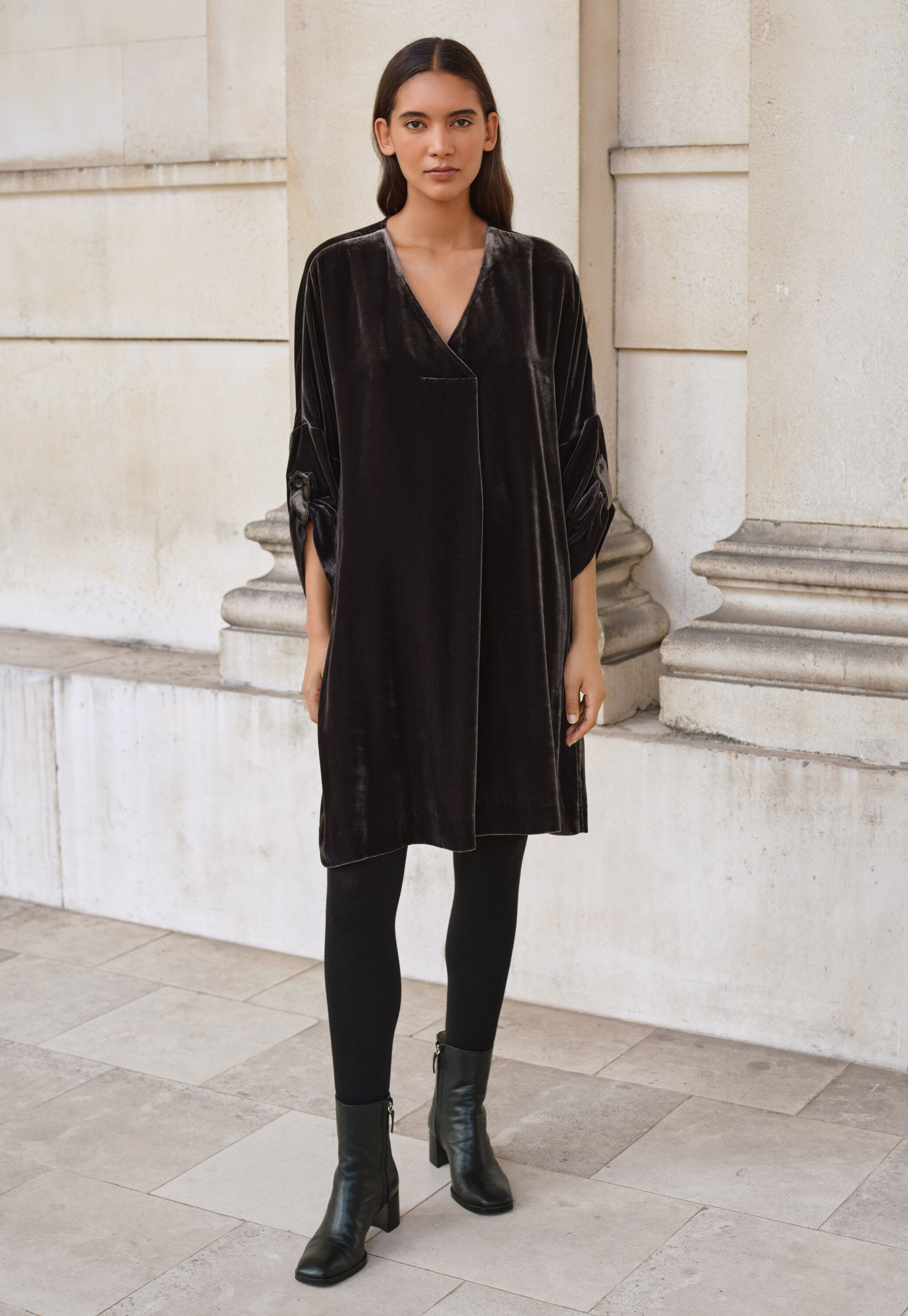 Samtkleid mit V-Ausschnitt