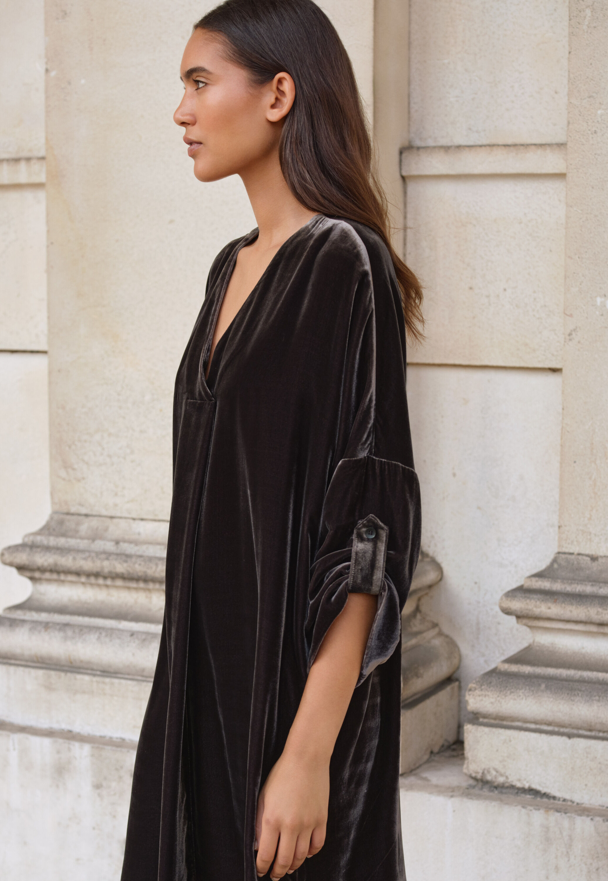 Samtkleid mit V-Ausschnitt