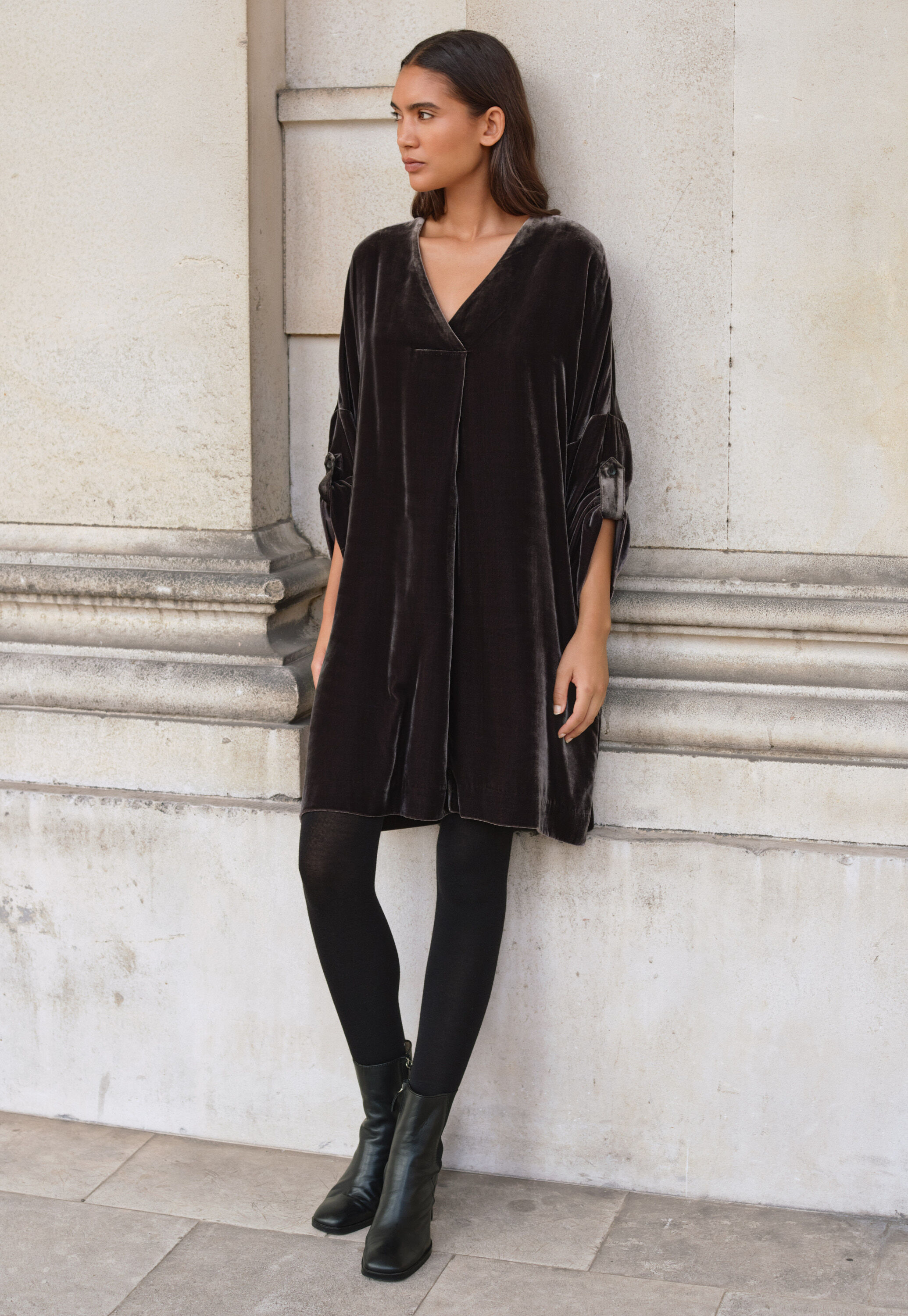 Samtkleid mit V-Ausschnitt