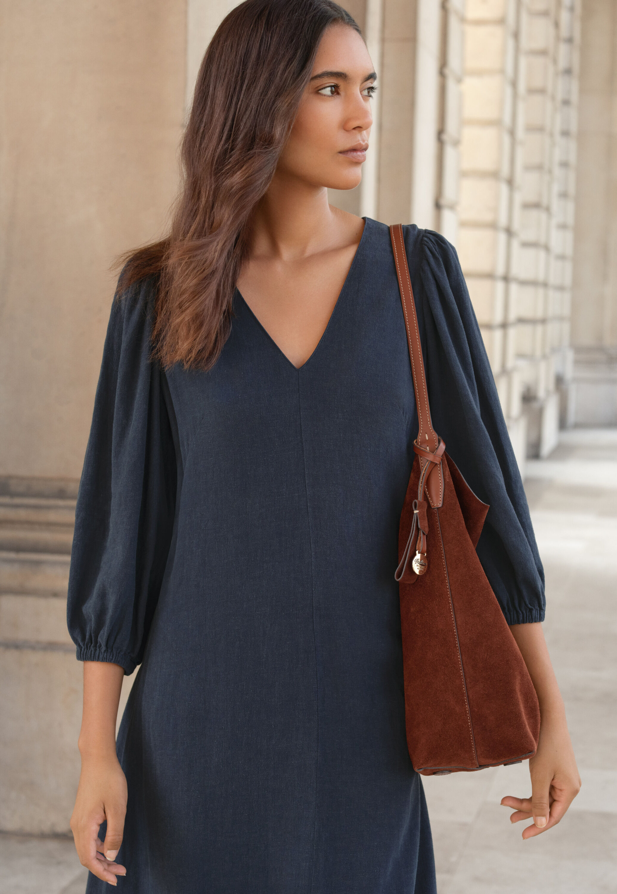 Langes Kleid mit V-Ausschnitt