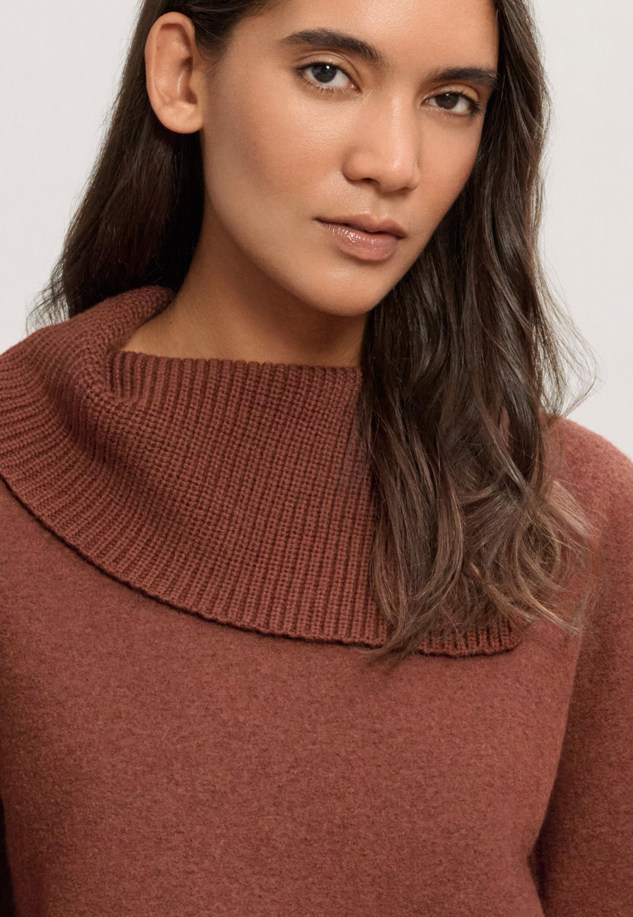Pullover mit Schlitzkragen