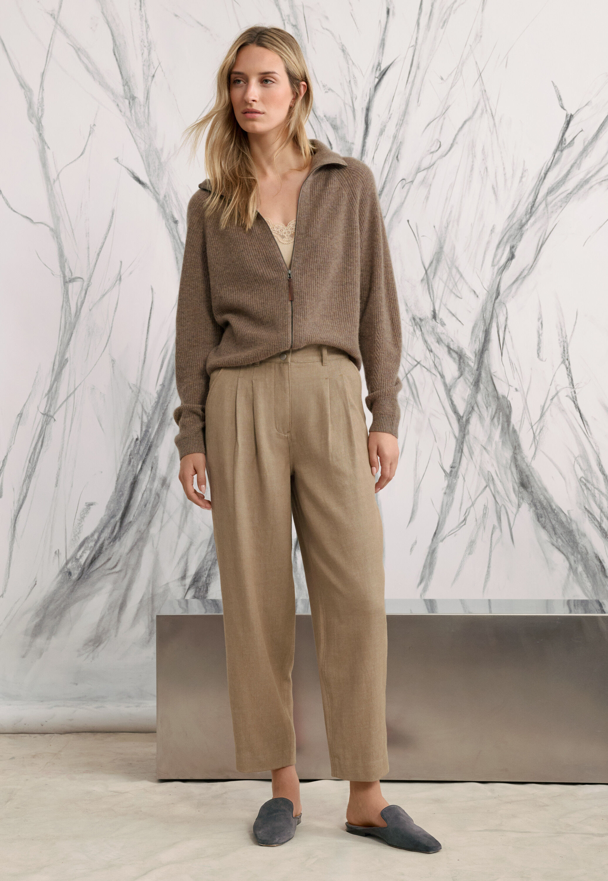 Schmal zulaufende Hose, Kamelgrau, large