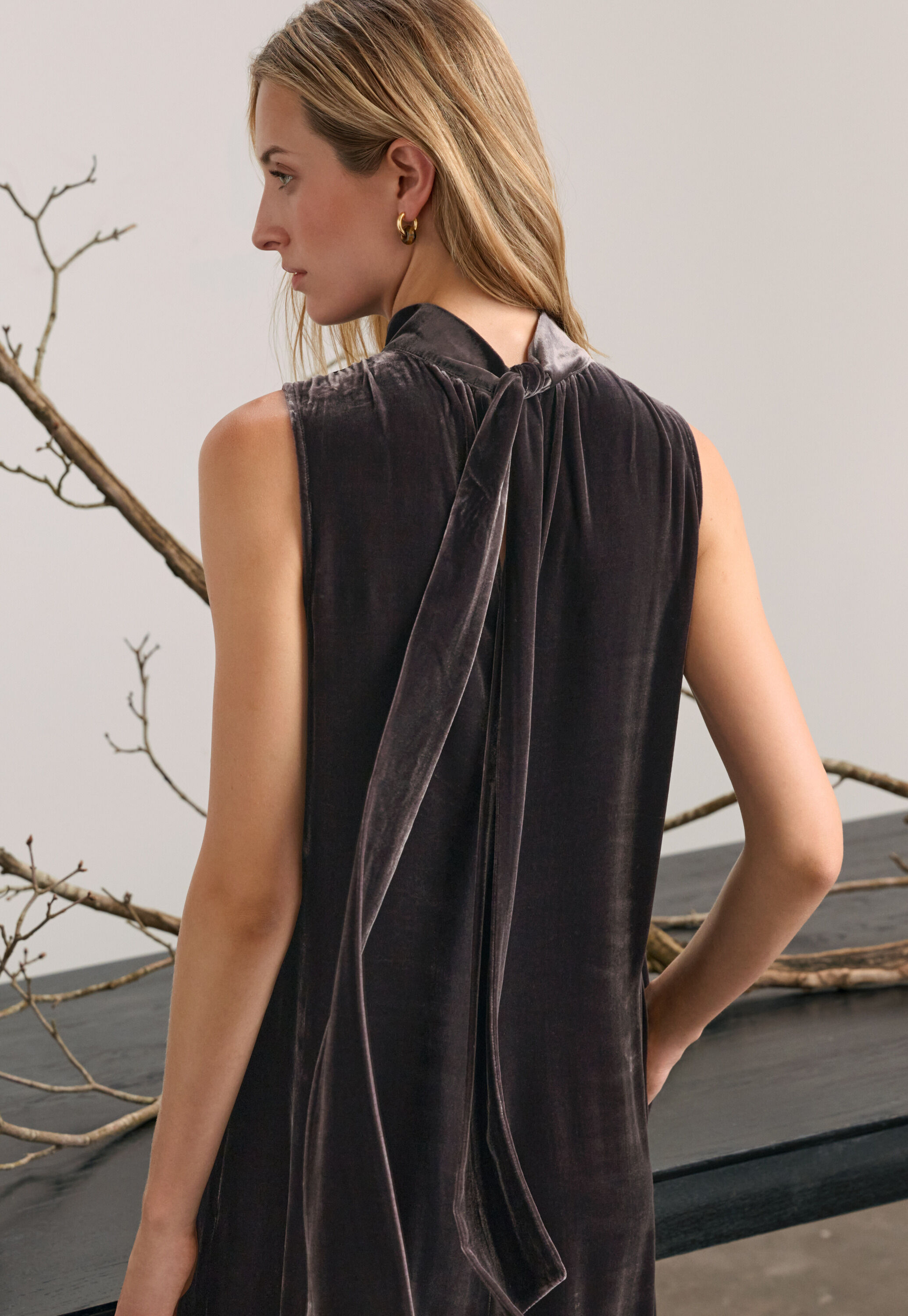 &Auml;rmelloses Kleid mit Bindeband