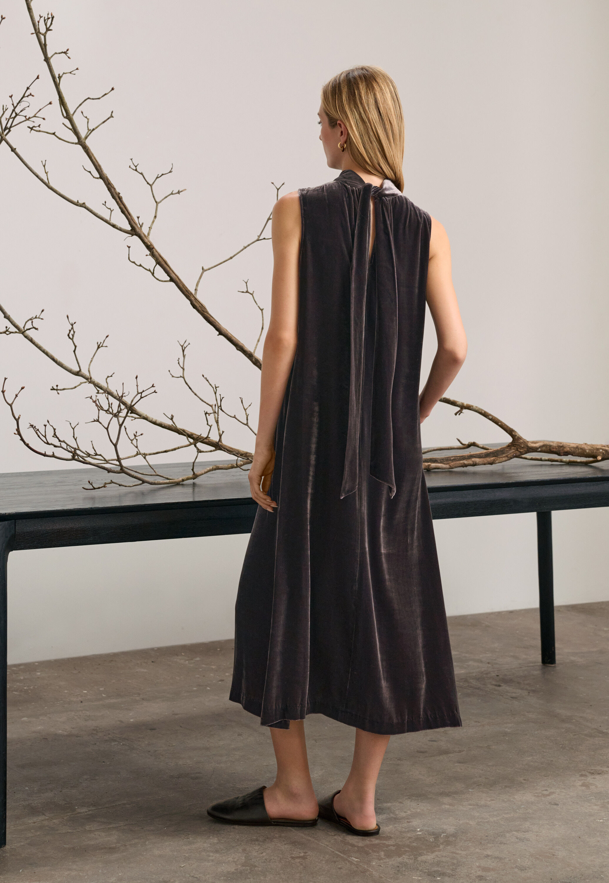 &Auml;rmelloses Kleid mit Bindeband