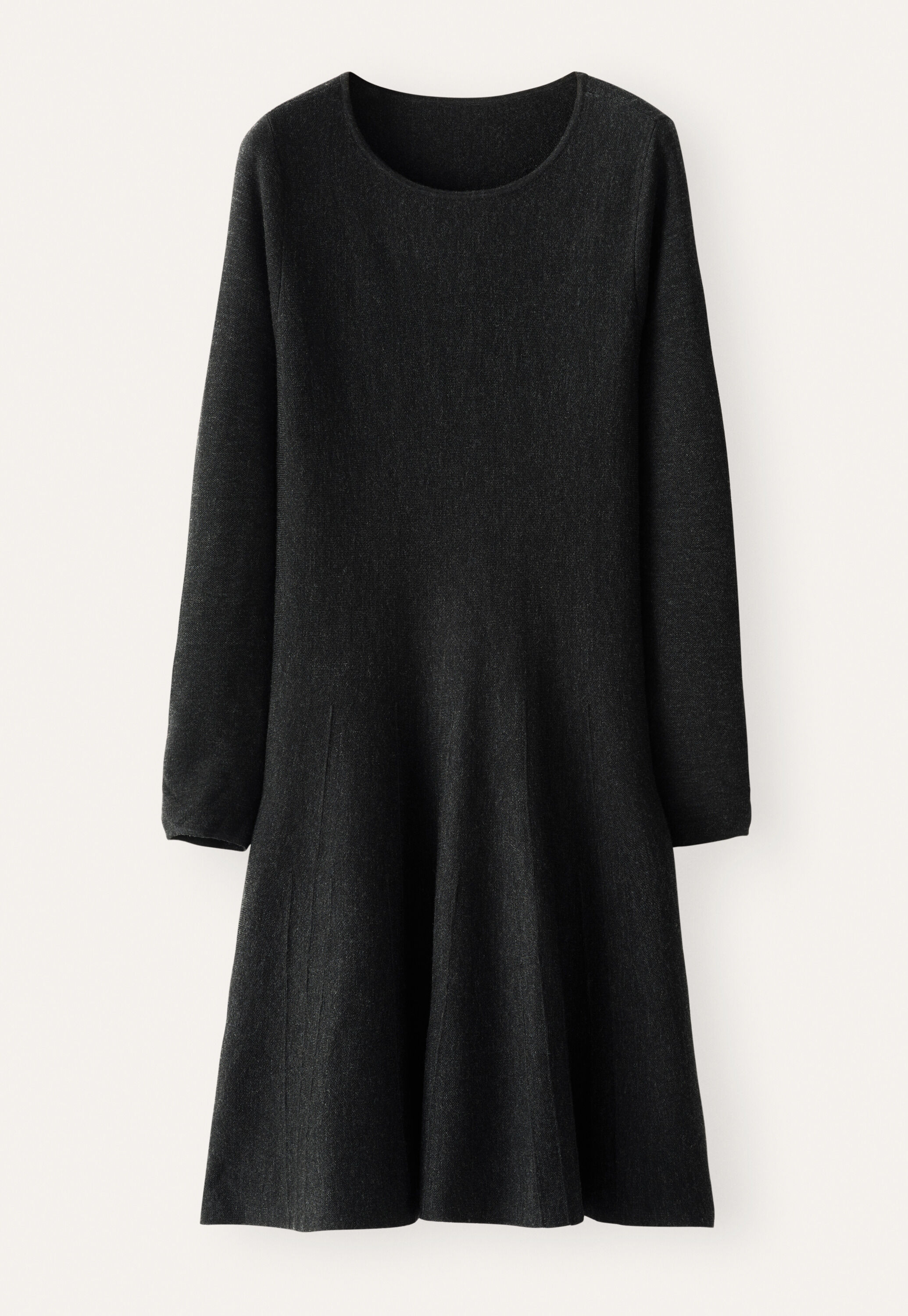 Ausgestelltes Strickkleid