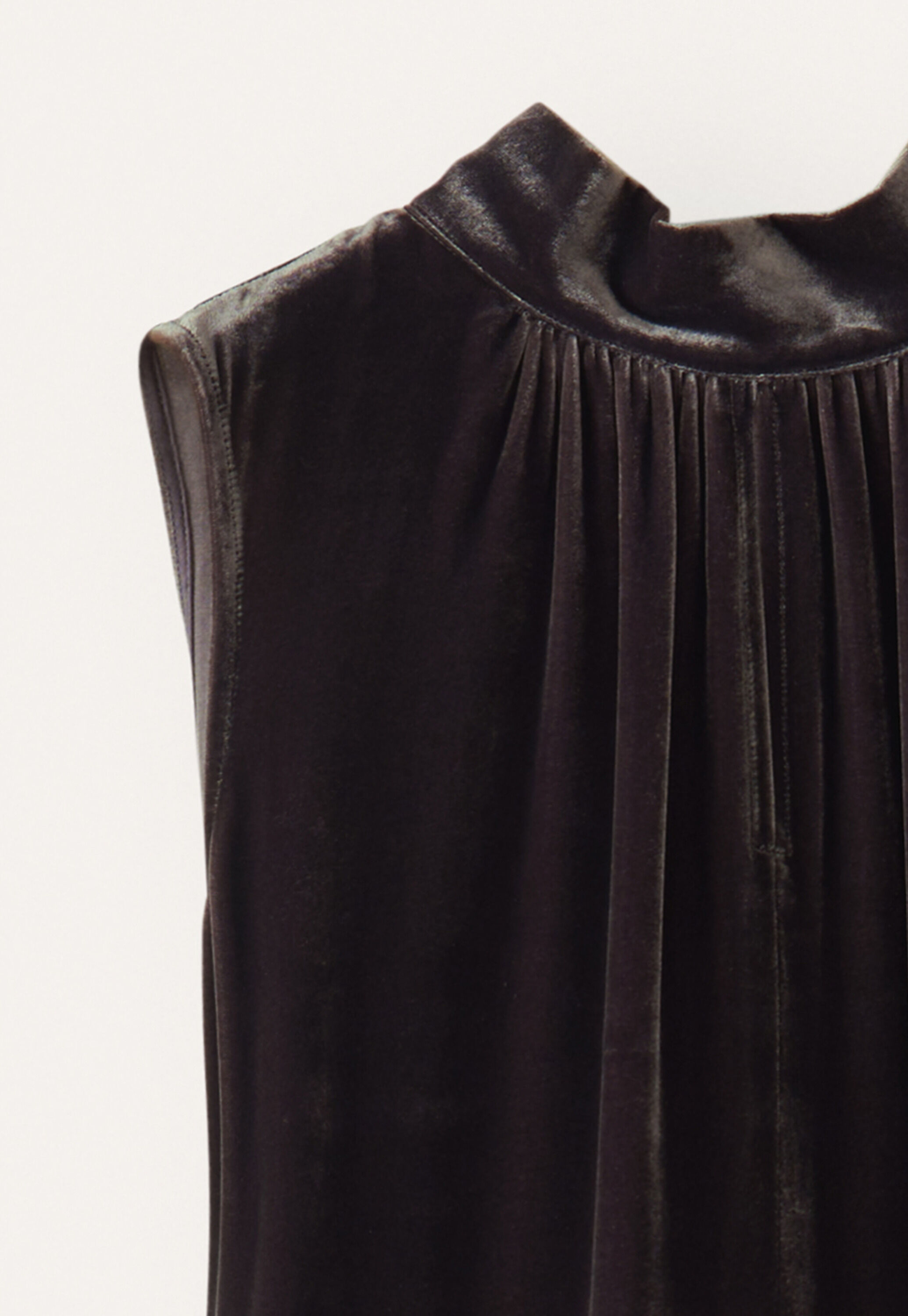 &Auml;rmelloses Kleid mit Bindeband
